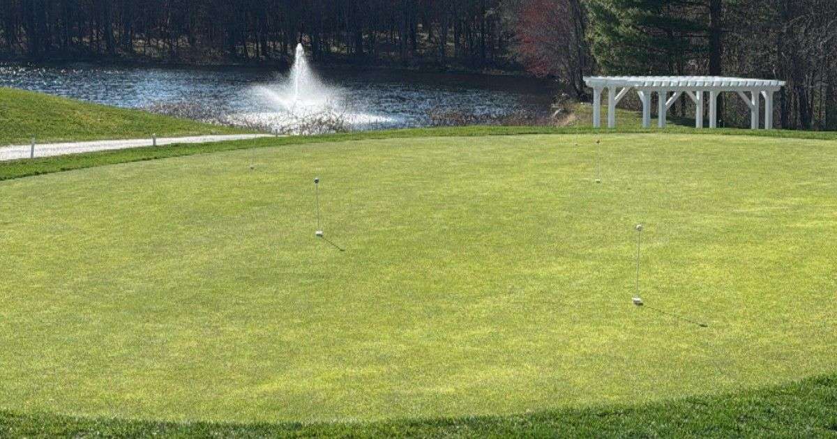 A hole with a fountain in the background at Butternut Farm Golf Club